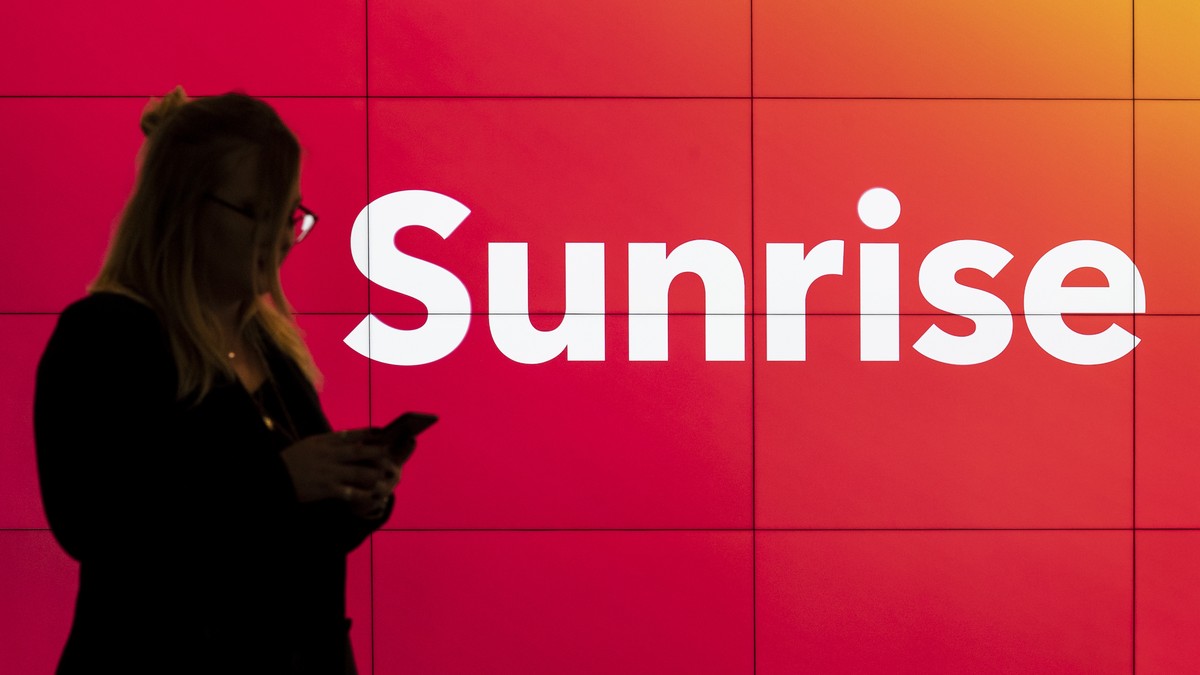 ARCHIVBILD ZUR UEBERNAHME VON UPC SCHWEIZ DURCH SUNRISE, AM MITTWOCH, 27. FEBRUAR 2019 ---- [Staged Picture] A customer in a shop of telecommunications provider Sunrise Communications in Glattbrugg, C ...