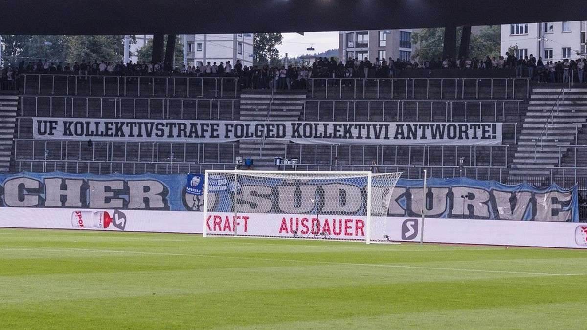 Die Zuercher Fans der Suedkurve protestieren und lassen die Kurve waehrend den ersten Minuten leer im Fussball Meisterschaftsspiel der Super League zwischen dem FC Zuerich und dem FC Lugano, am Samsta ...