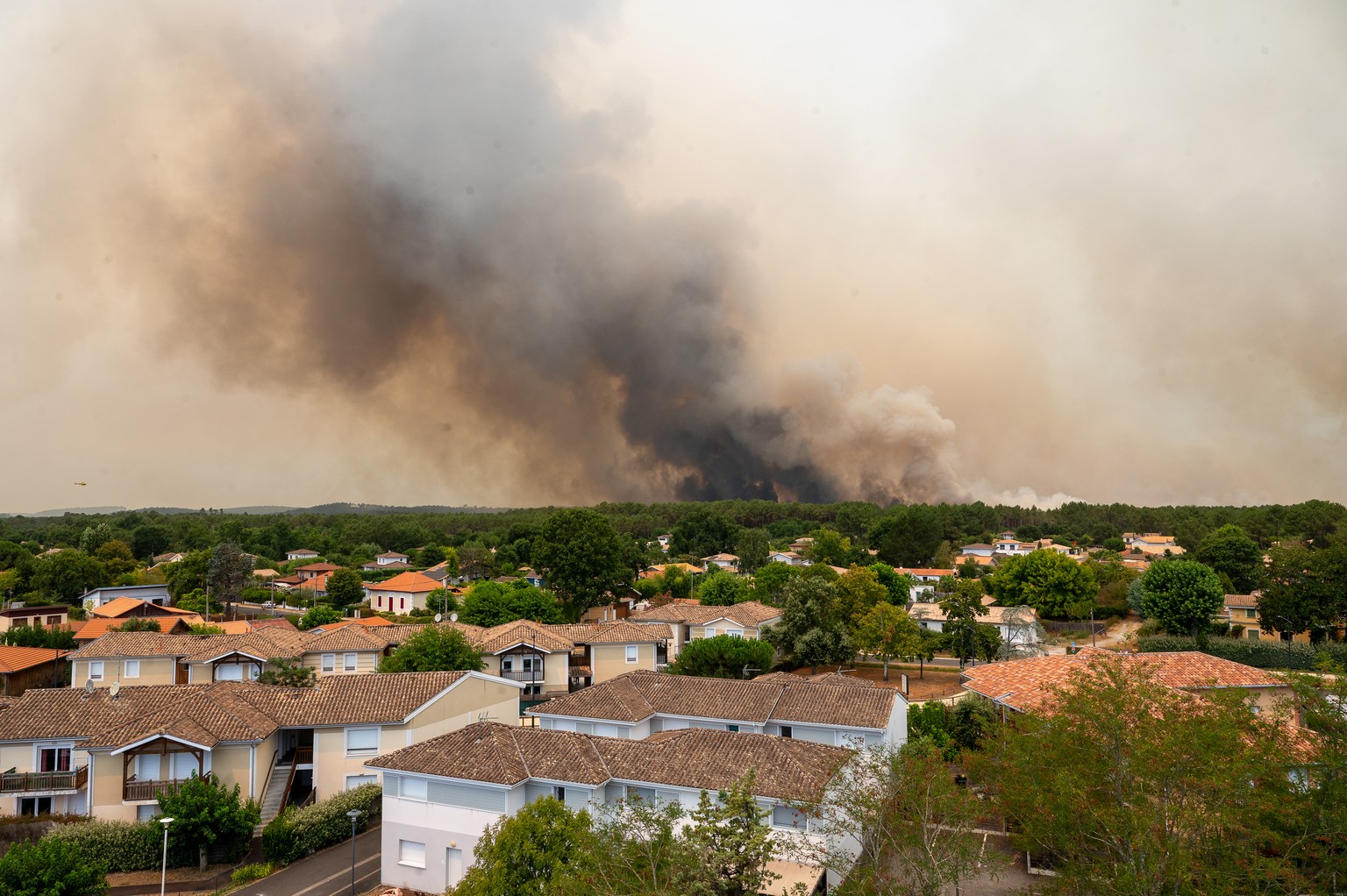 Smoke rises over wildfires in the Lège-Cap-Ferret region, western France, Thursday, July 23, 2026. (AP Photo/Caroline Blumberg)
France Extreme Weather Heat