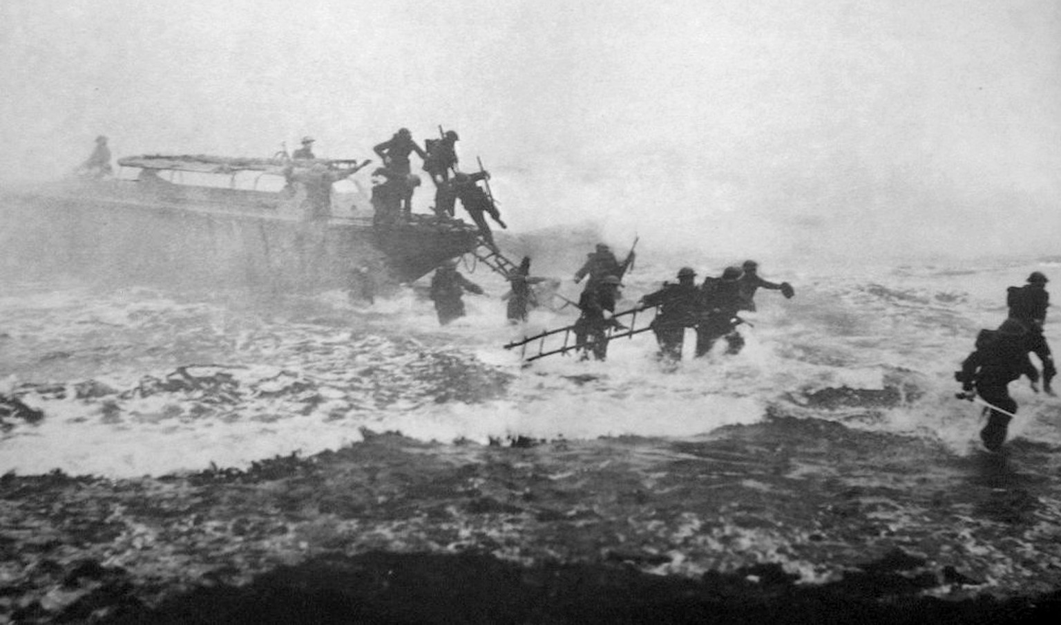 https://commons.wikimedia.org/wiki/Category:Jack_Churchill?uselang=de#/media/File:Jack_Churchill_leading_training_charge_with_sword.jpg