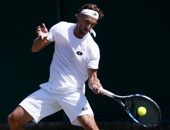 epa06067979 Ruben Bemelmans of Belgium in action against Daniil Medvedev of Russia during their second round match for the Wimbledon Championships at the All England Lawn Tennis Club, in London, Brita ...