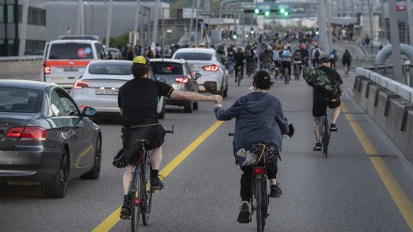 Menschen fahren auf ihren Raedern unter dem Motto: &quot;Critical Mass&quot; durch die Strassen in Zuerich, aufgenommen am Freitag, 28. Mai 2021. (KEYSTONE/Ennio Leanza)