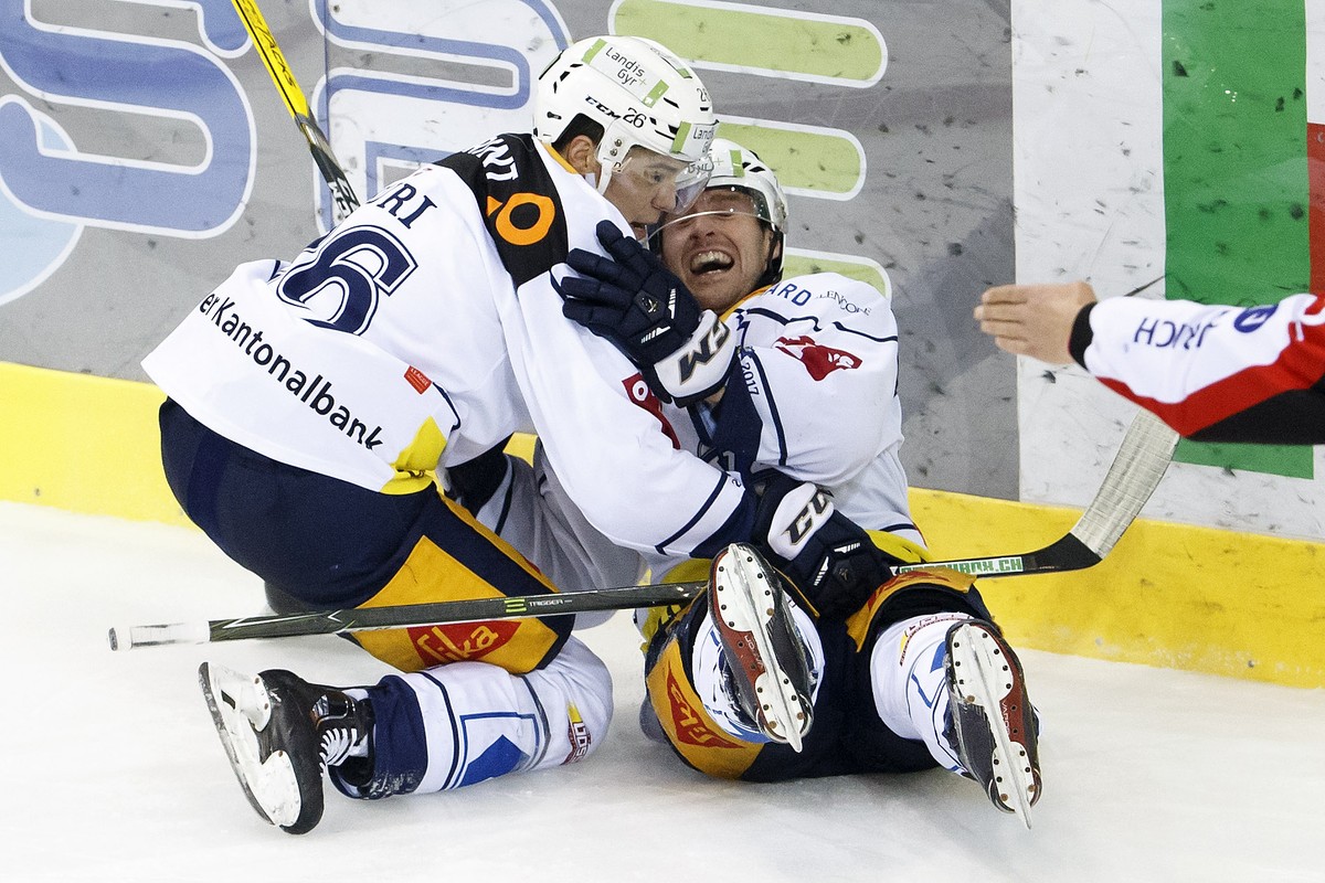 Zug's center David McIntyre, of Canada, right, celebrates his goal with teammate forward Reto Suri, left, after scored the 1:1, during the game of National League A (NLA) Swiss Championship betwe ...