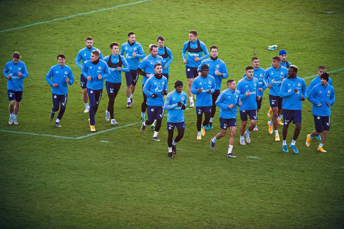 epa08892085 Schalke players warm up during their team's training session with new interim head coach Huub Stevens (not pictured) in Gelsenkirchen, Germany, 18 December 2020. German Bundesliga soc ...