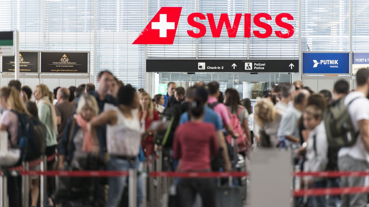 ANLAESSLICH DER BILANZ MEDIENKONFERENZ VON SWISS INTERNATIONAL AIR LINES AM DONNERSTAG, DEM 12. MAERZ 2015, STELLEN WIR IHNEN FOLGENDES ARCHIVBILD ZUR VERFUEGUNG - Passengers queue in the check-in hal ...
