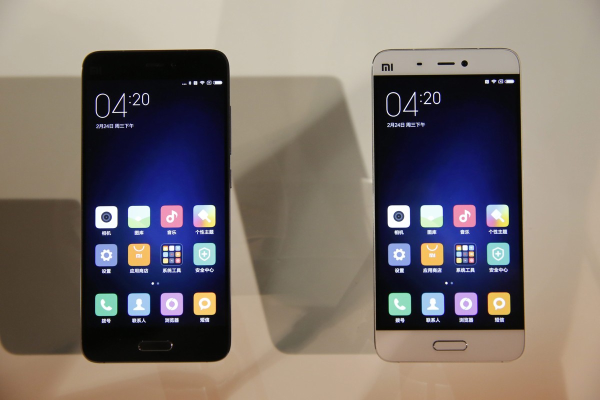 epa05178796 The new spartphone 'Xiaomi Mi 5' on display, after Lei Jun (not pictured), CEO of Chinese mobile internet company Xiaomi Technology Co. Ltd., introduced the new smartphone at the ...