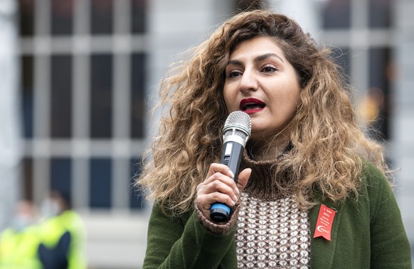 An einer Demonstration zum Tag der Arbeit spricht die Nationalraetin Sibel Arslan, Gruene-BS, am Samstag, 1. Mai 2021 im Zentrum von Zuerich. Schweizweit sind am Samstag an ueber 30 Orten Veranstaltun ...