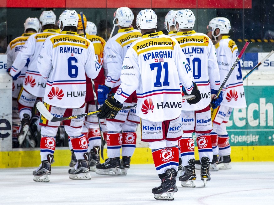 EHC Kloten Verteidiger Clarence Kparghai (#71) und seine Mitspieler verlassen enttaeuscht das Eis nach der 2-1 Niederlage im sechsten Eishockey Spiel der Ligaqualifikation der National League zwischen ...