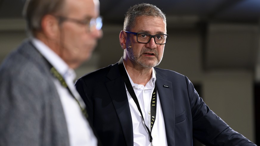 Marc Luethi, Geschaeftsfuehrer der SC Bern Eishockey AG, rechts, spricht an der Seite von Andre Bechir, Senior Advisor, Gadget-abc Entertainment Group, links, waehrend einer Podiumsdiskussion ueber da ...