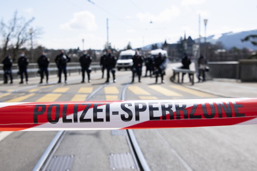 Polizisten sperren die Kirchenfeldbruecke anlaesslich einer Demonstration gegen die verordneten Corona Schutzmassnahmen, am Samstag, 20. Maerz 2021, in Bern. (KEYSTONE/Peter Schneider)