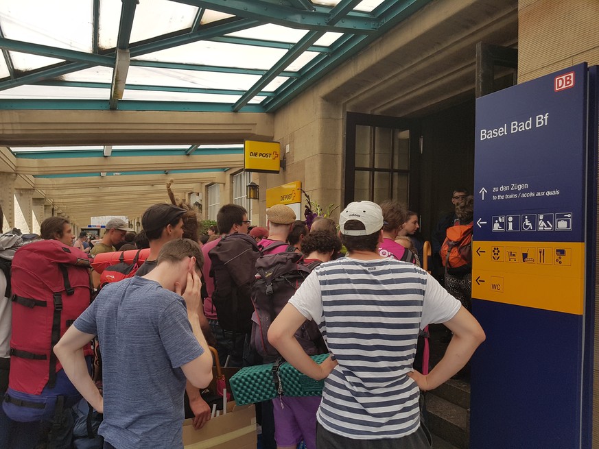 Wer in Hamburg demonstrieren will, musste sich am Mittwoch vor dem Badischen Bahnhof gedulden.