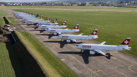 ARCHIVBILD ZUR MELDUNG, DASS DER BUNDESRAT SCHWEIZER AIRLINES MIT 1,3 MILLIARDEN FRANKEN HELFEN WILL - Parked planes of the airline Swiss at the airport in Duebendorf, Switzerland on Monday, 23 March  ...