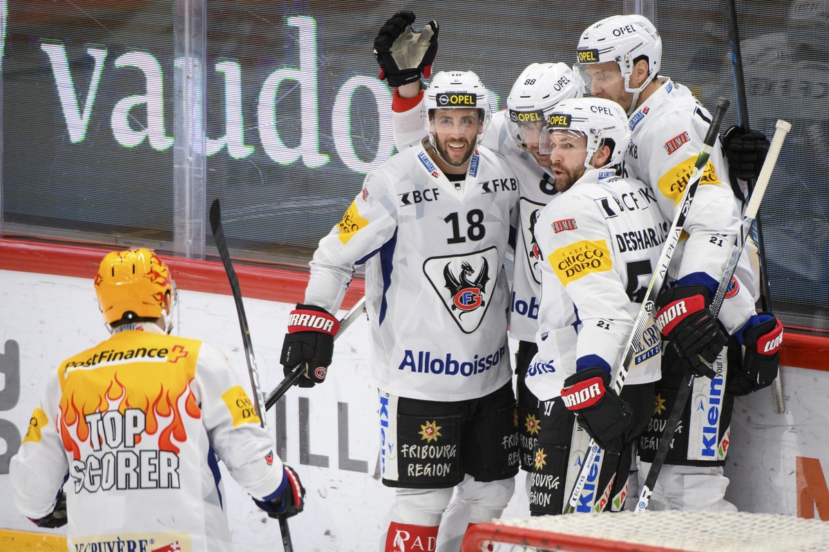 De gauche a droite, le top Scorer PostFinance fribourgeois Killian Mottet, le defenseur fribourgeois Ryan Gunderson, l'attaquant fribourgeois Christopher DiDomenico, l'attaquant fribourgeois ...
