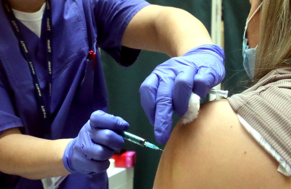 epa09607305 A person receives a dose of COVID-19 vaccine inside a shopping center during mass vaccination, in Sarajevo, Bosnia and Herzegovina, 27 November 2021. EPA/FEHIM DEMIR