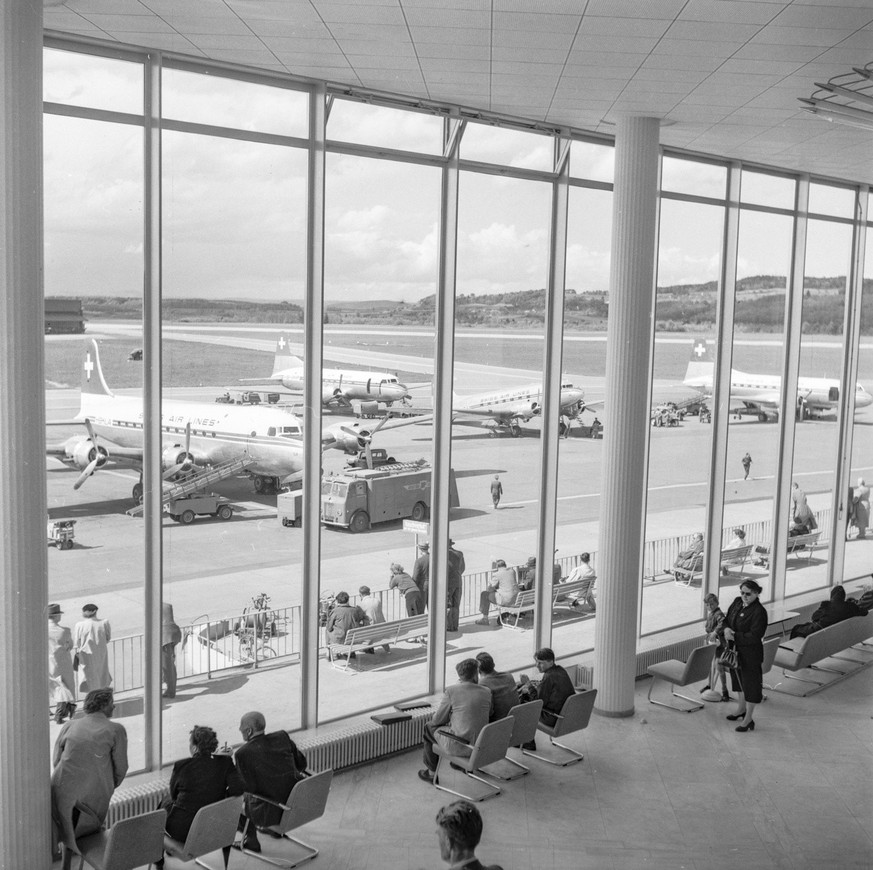 Die grosse Halle des Flughafens Zuerich - Kloten mit Blick auf das Flugfeld, aufgenommen im Jahre 1954. (KEYSTONE/PHOTOPRESS-ARCHIV/Str)