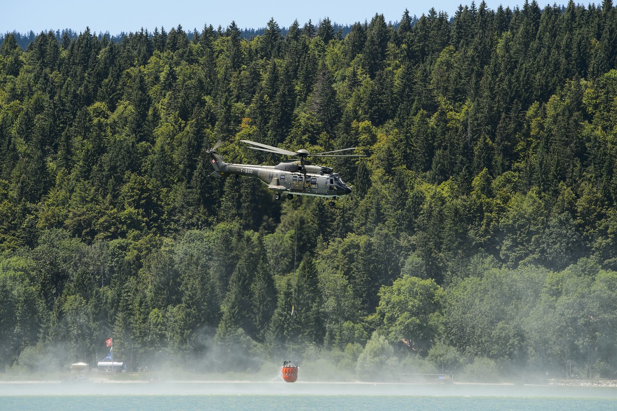 Un helicoptere Super Puma de l'Armee suisse prends de l'eau dans le lac de Joux pour abreuver les vaches d'un paysan lors d'un point presse sur le dispositif secheresse ce mardi 21 ...
