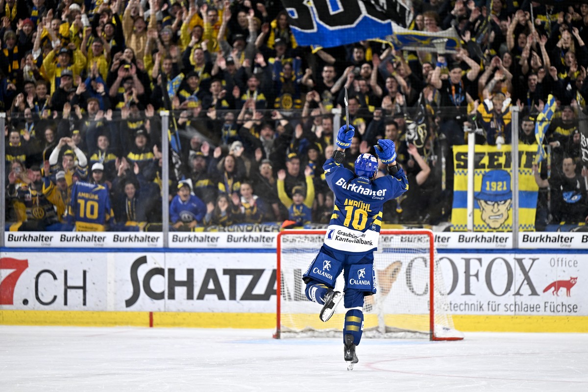 Der Davoser Andres Ambuehl laesst sich nach dem 4:3 gewonnen Spiel feiern, im Eishockey-Qualifikationsspiel der National League (NL) zwischen dem HC Davos und dem SC Bern am Donnerstag, 10. Oktober 20 ...
