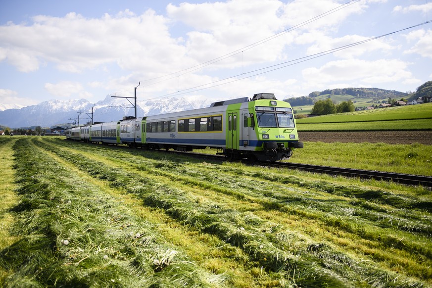 ARCHIVBILD ZUR VERGABE DER FERNVERKEHRSKONZESSIONEN DURCH DAS BAV, AM MONTAG, 23. OKTOBER 2017 - Ein Zug der BLS faehrt neben einer frisch gemaehten Wiese vorbei, fotografiert am Mittwoch, 04. Mai 201 ...