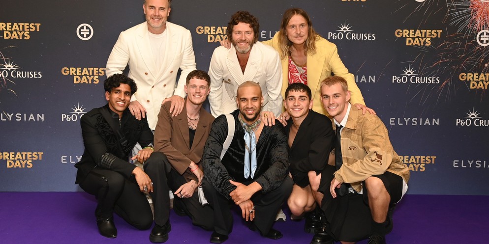 Dalvin Sollberger, in der Mitte, mit den Bandmitgliedern von Take That hinten und den anderen Filmtänzern neben ihm.