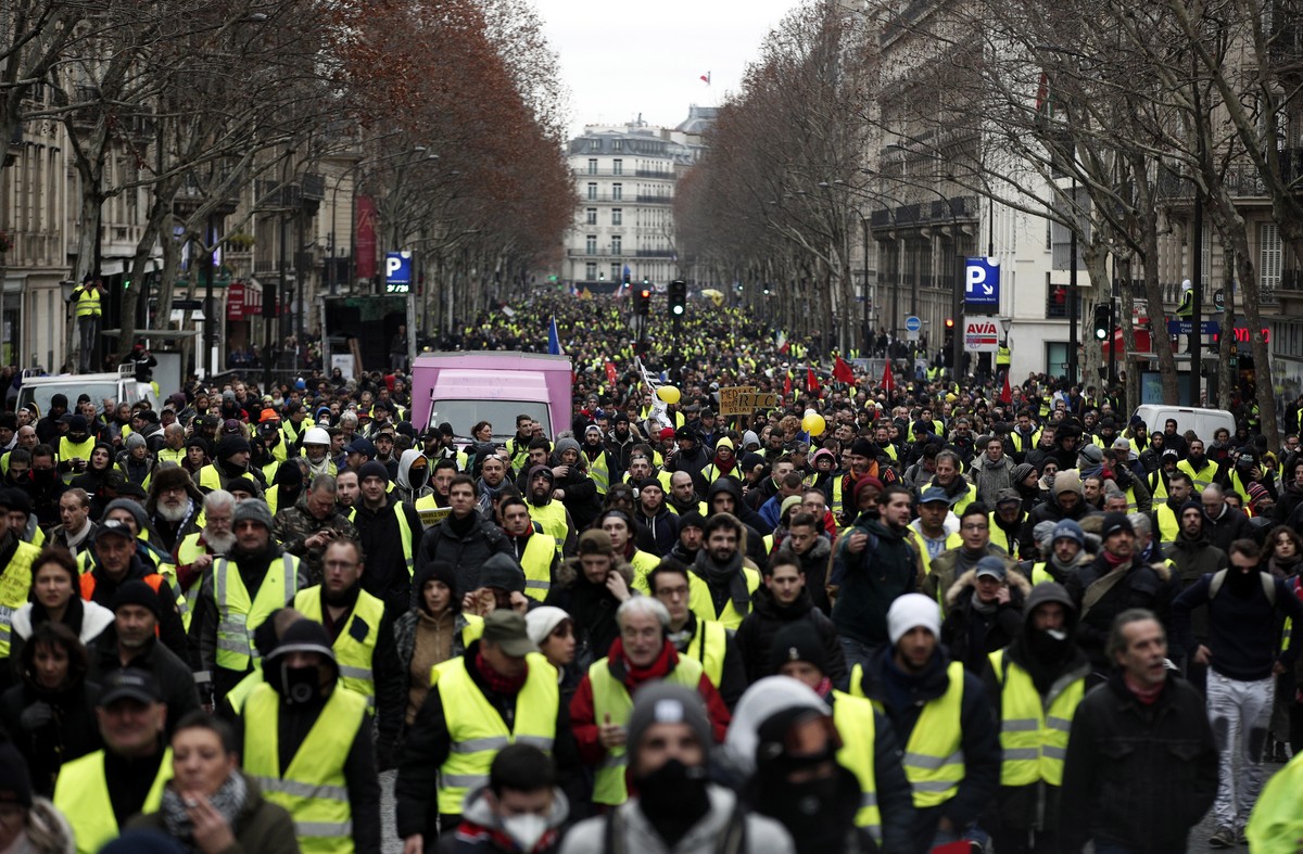 epa07277484 Protesters from the 'Gilets Jaunes' (Yellow Vests) movement take part in the 'Act IX' demonstration (the 9th consecutive national protest on a Saturday) in Paris, Franc ...