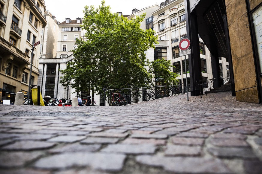 ARCHIVBILD ZUM PROZESS GEWALT GEGEN FUENF FRAUEN IN GENF 2018 --- Une vue de la place des Trois-Perdrix, theatre de l&#039;agression, lors d&#039;un rassemblement suite a l&#039;agression violente con ...