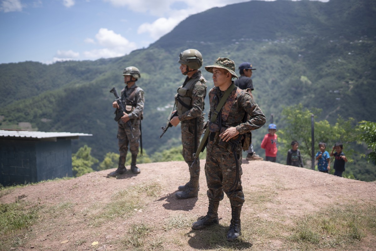 Guatemalan soldiers stand guard in Ampliaci
