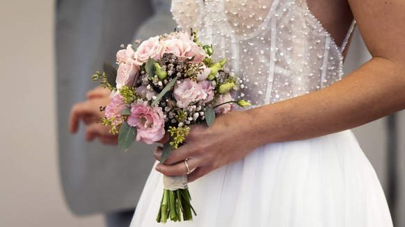 Ein Model traegt einen Brautstrauss waehrend einer Modeschau bei der Hochzeitsmesse in Thun, am Sonntag, 7. Januar 2024. (KEYSTONE/Peter Klaunzer)