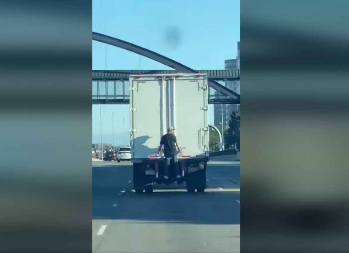 Er wirkt erstaunlich ruhig dafür, dass er sich in einer gefährlichen Situation befindet.