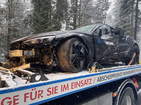 Zwei Erwachsene und ein Kind wurden beim Selbstunfall verletzt.