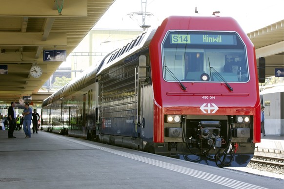 Ein frisch renovierter DPZPlus Doppelstockpendelzug, aufgenommen am Dienstag, 28. August 2012 in Zuerich. Die SBB und der Zuercher Verkehrsverbund (ZVV) modernisieren die S-Bahn-Zuege der ersten Gener ...