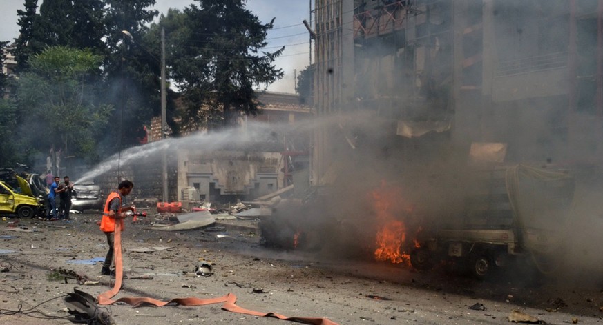 Löscharbeiten nach einem Raketenangriff auf in Hospital in Aleppo am 3. Mai.