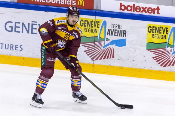 Alessio Bertaggia (GSHC) controls the puck, during a National League regular season game of the Swiss Championship between Geneve-Servette HC, GSHC, and HC Ambri-Piotta, HCAP, at the ice stadium Les V ...