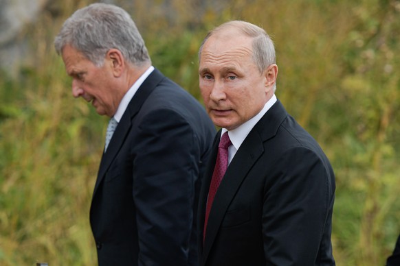 epa07784626 President of Finland Sauli Niinisto (L) and his Russian counterpart Vladimir Putin arrive to Suomenlinna Sea Fortress in Helsinki, Finland, 21 August 2019. Russian President Vladimir Putin ...