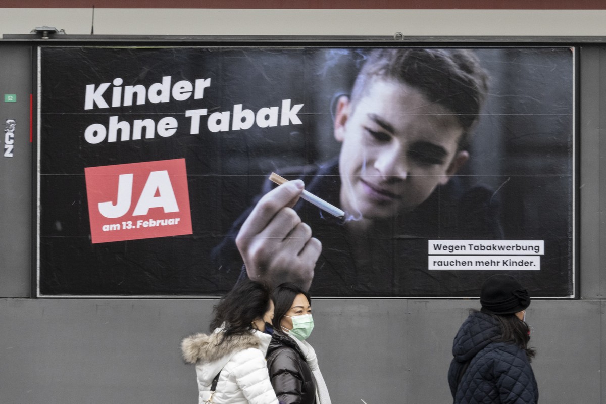 Ein Plakat wirbt fuer ein Ja zur Initiative "Ja zum Schutz der Kinder und Jugendlichen vor Tabakwerbung", fotografiert am Dienstag, 1. Februar 2022 am Bahnhof Zuerich. Am 13. Februar wird di ...