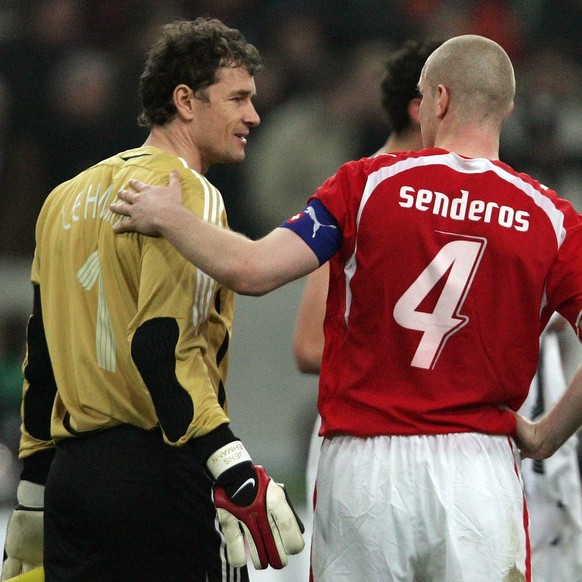 Der Schweizer Philippe Senderos, rechts, verabschiedet sich von Deutschlands Torhueter und Arsenal Klubkollege Jens Lehmann, im Fussball Test Laenderspiel zwischen Deutschland und der Schweiz, vom Mit ...