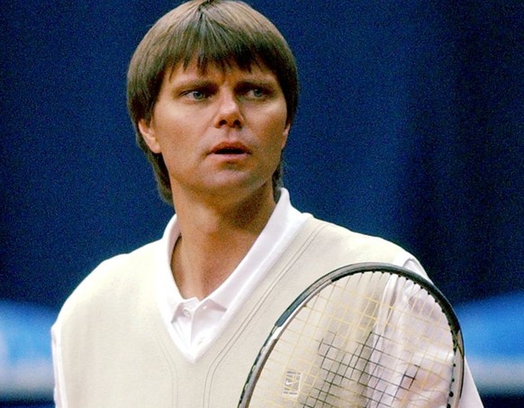 Der Schweizer Davis Cup Team Director Peter Carter beobachtet beim Training seine Spieler in der Olympiahalle in Moskau am Donnerstag, 7. Februar 2002. (KEYSTONE/Markus Stuecklin)