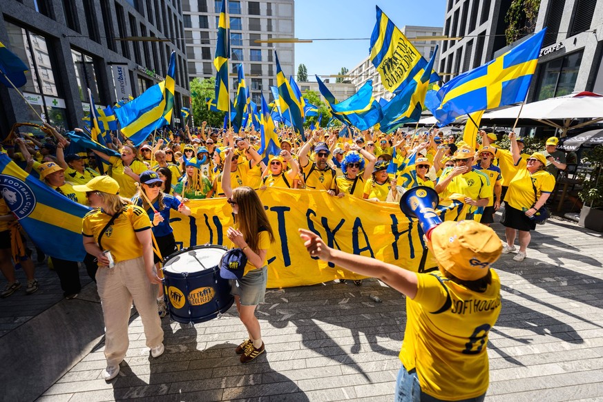 250704 Fans of Sweden ahead of the UEFA Women s Euro 2025 Championship group stage football match between Denmark and Sweden on July 4, 2025 in Geneva. Photo: Mathias Bergeld / BILDBYRAN / kod MB / MB ...