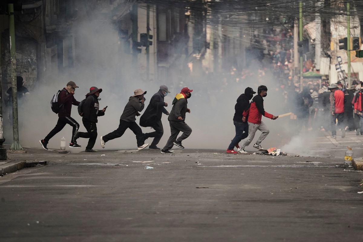 Demonstrators run across a street during an anti-government protest in La Paz, Bolivia, Monday, May 18, 2026. (AP Photo/Freddy Barragan)
Bolivia Protest
