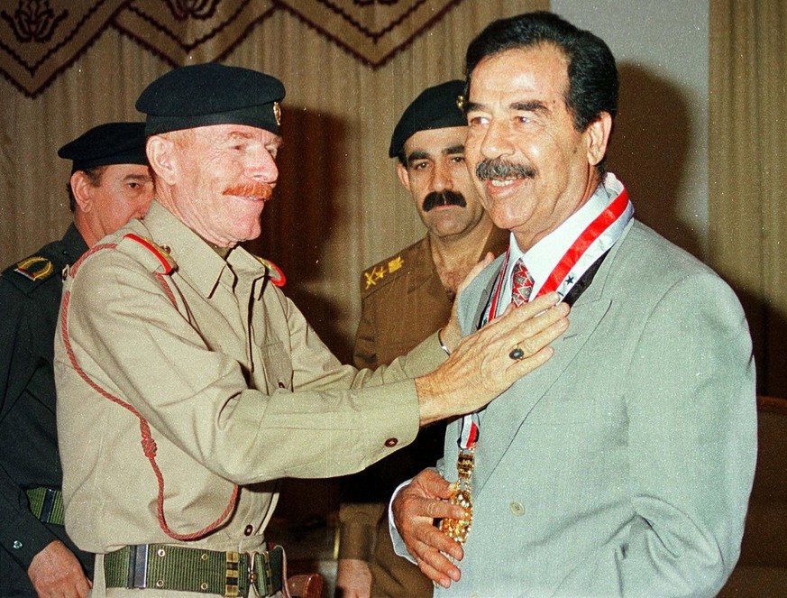 Izzat Ibrahim al-Duri (l.) zählte zum engsten Führungskreis um Diktator Saddam Hussein.