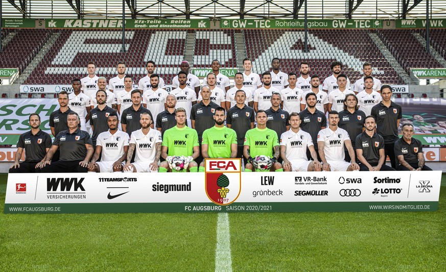 FC Augsburg 1907 1.BL, Portr�ttermin 2020/2021, Mannschaftsfoto, hi. Reihe v.li.: Andr Hahn, Jeffrey Gouweleeuw, Rani Khedira, Sergio Cordova, Felix Uduokhai Michael Gregoritsch, Reece Oxford, Eduard  ...