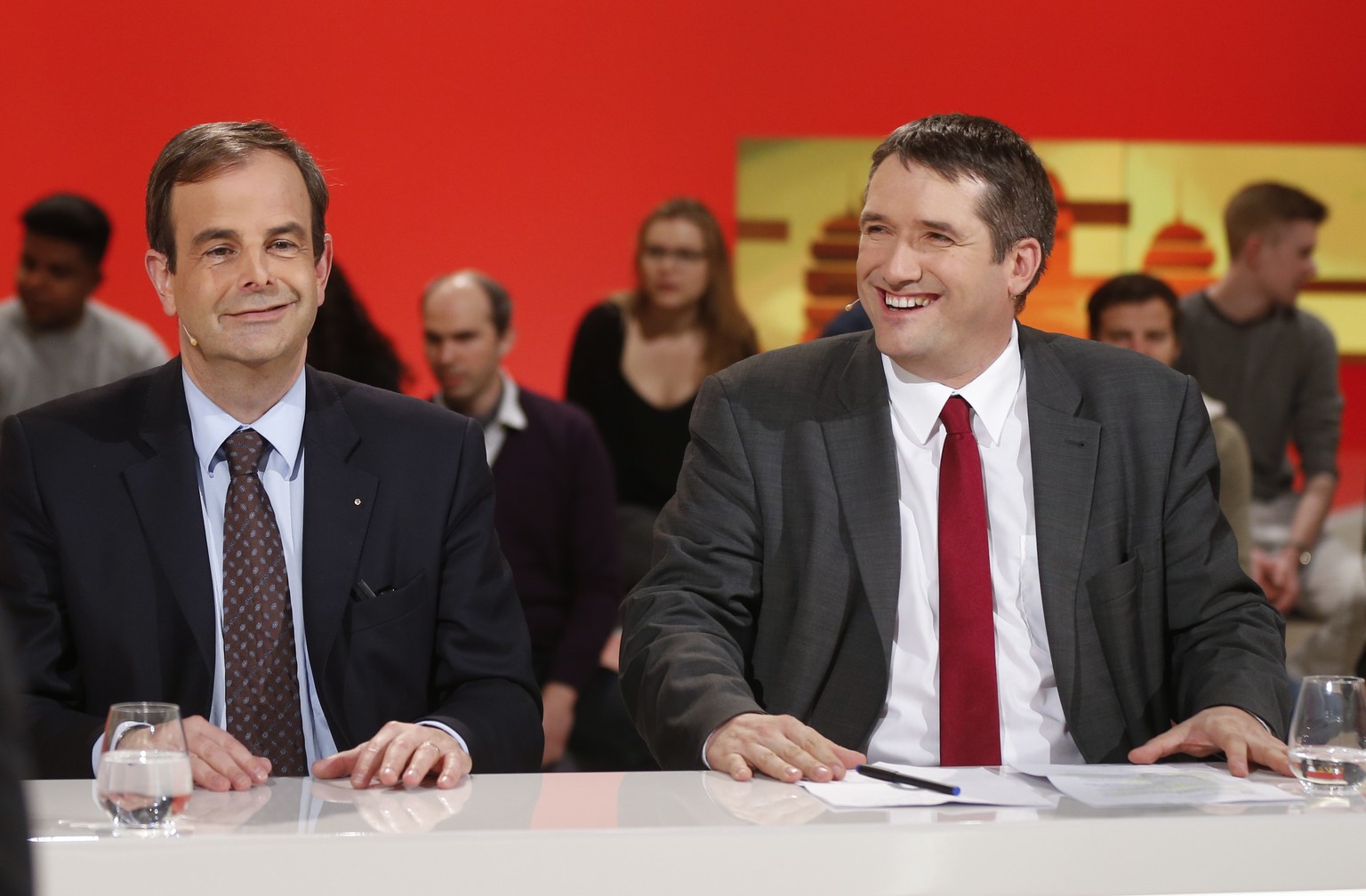 SP-Parteipraesident Christian Levrat, rechts, und CVP-Parteipraesident Gerhard Pfister, links, kurz vor Beginn der Elefantenrunde der Parteipraesidenten, am Sonntag, 12. Februar 2017, in Bern. Das eid ...