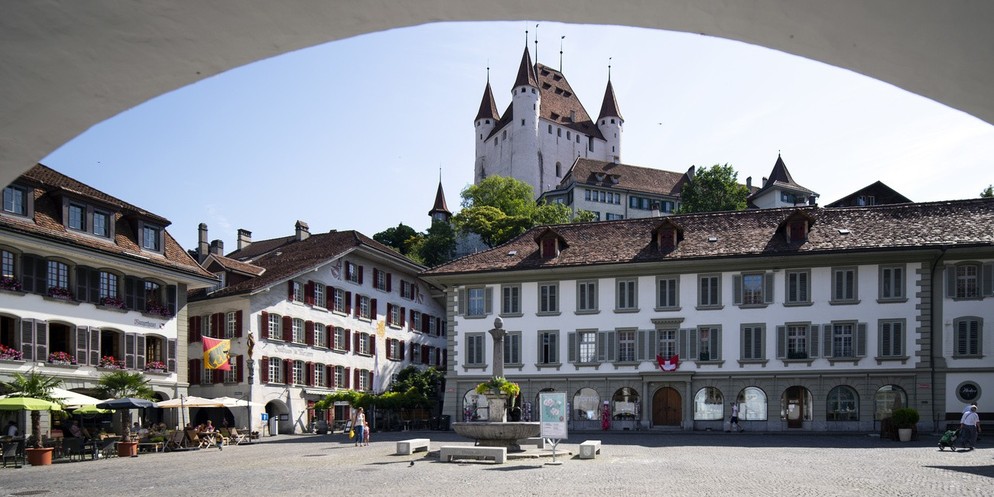 So kennt man das Schloss Thun. Bei einer speziellen Führung kann man das historische Gebäude aber auch in der Nacht erkunden. (Archivbild)