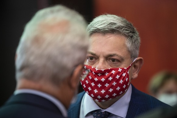 Parteimitglieder mit Atemschutzmasken sprechen an der Delegiertenversammlung der SVP Schweiz am Samtag, 22. August 2020 in Brugg Windisch. (KEYSTONE/Ennio Leanza)