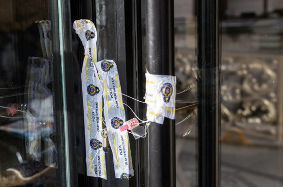 Die Polizei sperrt nach dem Tod der deutschen Familie den Eingang zum Harbour Suites Old City Hotel in Istanbul.