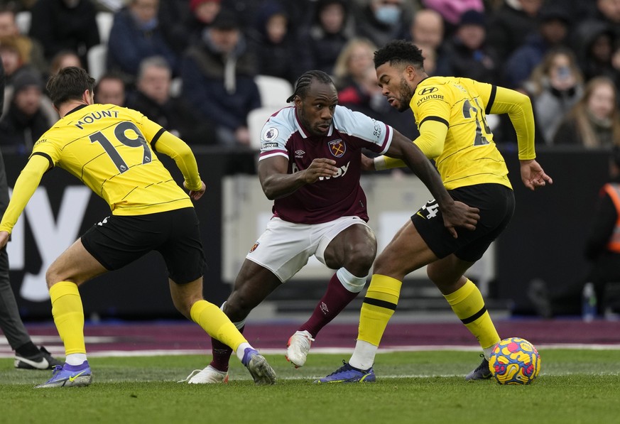 West Ham&#039;s Michail Antonio, centre, challenges for the ball with Chelsea&#039;s Reece James during the English Premier League soccer match between West Ham United and Chelsea at the London stadiu ...