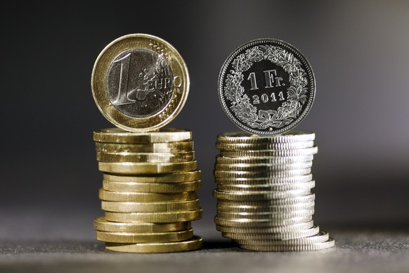 ARCHIVBILD - EURO-FRANKEN-KURS RAST AUF 1,14 MARKE ZU - Coins of 1 Euro (left) and coins of 1 Swiss Franc (right), pictured on July 21, 2011. (KEYSTONE/Martin Ruetschi)