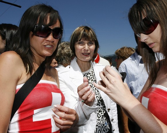 Bundespraesidentin Micheline Calmy-Rey, Mitte, trifft Menschen auf dem Ruetli am Mittwoch, 1. August 2007, bevor sie ihre Rede zum Nationalfeiertag haelt. (KEYSTONE/Alessandro Della Bella)