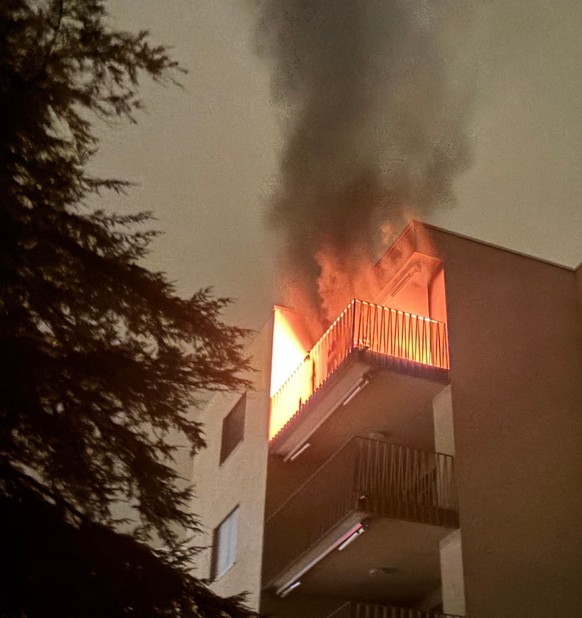 Balkonbrand: Unbeaufsichtigte Kerze verursacht Brand in Neuenkirch