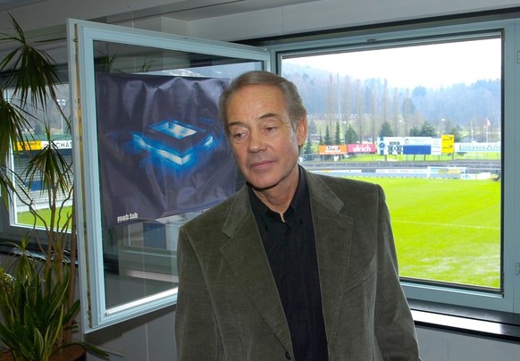 Generalunternehmer Bruno Marazzi praesentiert das Stadionprojekt des Fussballclubs Luzern, am Freitag, 7. April 2006, an einer Medienorientierung in Luzern. (KEYSTONE/ Sigi Tischler)