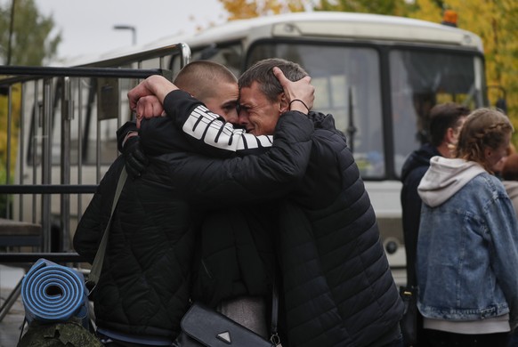 epaselect epa10211766 Russian conscripted men say goodbye to relatives at a recruiting office during Russia's partial military mobilization in Moscow, Russia, 27 September 2022. Russian President Puti ...